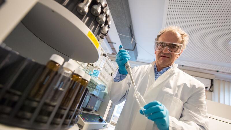 Klaus Kümmerer, Professor, arbeitet in einem Labor an der Leuphana Universität Lüneburg.