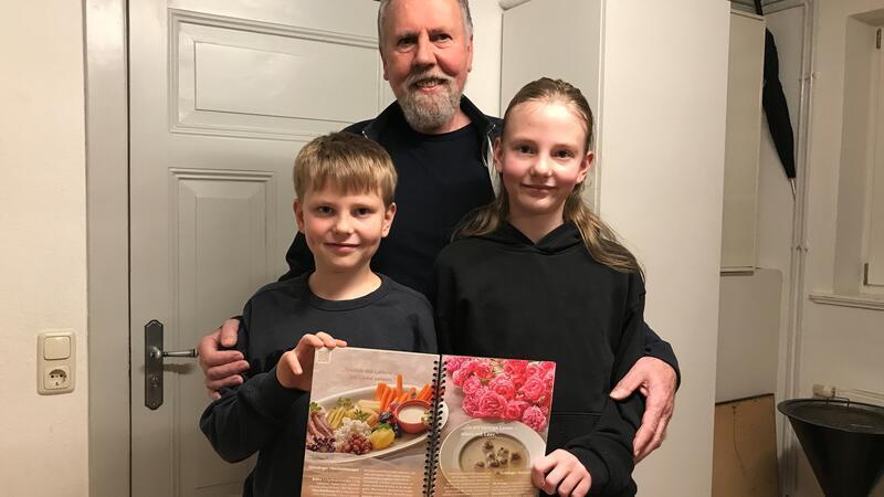 Klaus Mahler kochte mit seinen Enkeln Julius und Charlotte Kehdinger Hochtietssupp.