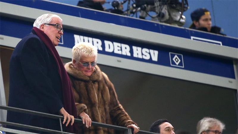 Klaus-Michael Kühne und seine Frau Christine verfolgen 2015 ein Spiel des HSV. (Archivbild)