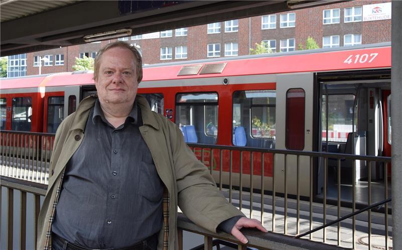 Klaus Müller, Fahrgastbeirat Landkreis Stade, steht vor einer S-Bahn am Bahnhof Buxtehude.