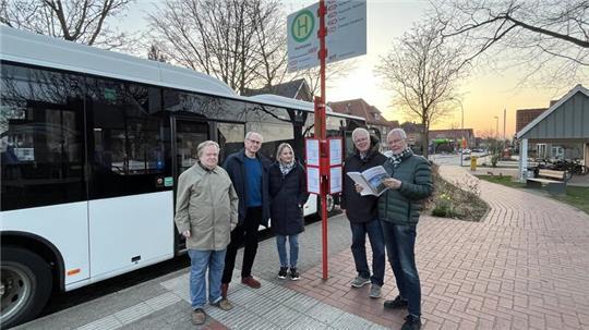 Klaus Müller, Gunther Müller, Andrea Herzig, Michael Eble und Klaus Hubert (von links) von der Arbeitsgruppe ÖPNV studieren den Nahverkehrsplan.