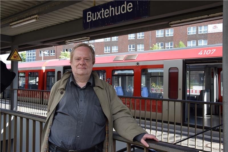 Was die Fahrgäste der S-Bahn im Kreis Stade richtig nervt Klaus Müller, Sprecher des Fahrgastbeirats Stade, vor einem S-Bahn-Zug am Bahnhof Buxtehude. Foto: Sulzyc