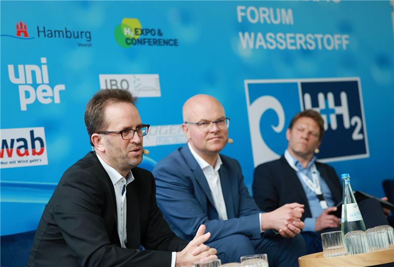 Klaus Müller (l-r), Präsident der Bundesnetzagentur, Tobias Goldschmidt (Bündnis 90/Die Grünen), Minister für Energiewende, Klimaschutz, Umwelt und Natur in Schleswig-Holstein, und Hannes Reuter, Managing Director Energy Ramboll, beim 2. Nationalen Wirtschaftsforum Wasserstoff. Foto: Christian Charisius/dpa