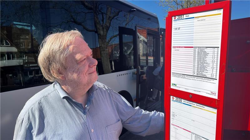 Nahverkehr im Check: Das sind die schlechtesten Buslinien im Landkreis Stade Klaus Müller vom Fahrgastbeirat schaut auf einen KVG-Fahrplan am Altländer Markt in Jork.