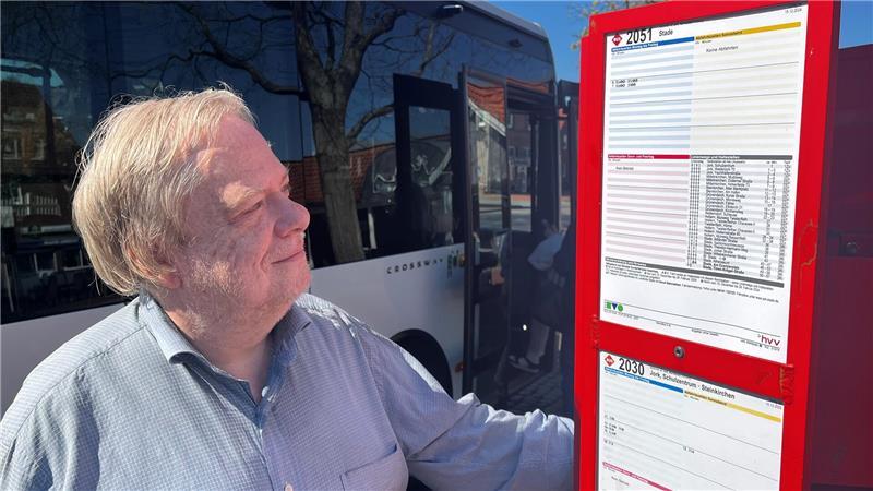 Mobilitätsschub: Shuttle-Dienst des HVV nun auch in Cranz und Neuenfelde Klaus Müller vom Fahrgastbeirat schaut auf einen KVG-Fahrplan am Altländer Markt in Jork.