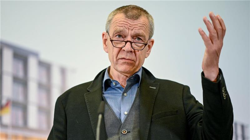 Rechtsmediziner räumt mit Mythen auf: So starb Adolf Hitler wirklich Klaus Püschel, Direktor des Institutes für Rechtsmedizin am Universitätsklinikum Eppendorf, spricht auf einer Pressekonferenz.