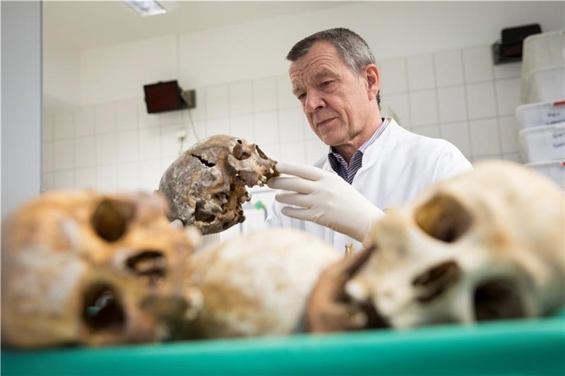 Klaus Püschel, Leiter des Instituts für Rechtsmedizin in Hamburg, geht in den Ruhestand. Foto: Charisius/dpa