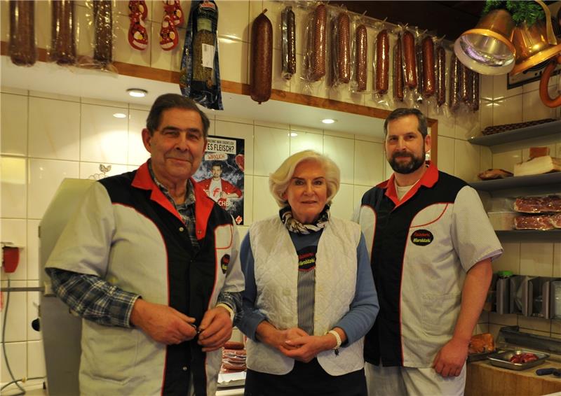 Die letzten Schlachter von Buxtehude Klaus, Regina und Mario Wiersbitzki (von links) in ihrem Geschäft im Danziger Weg. Foto Wisser