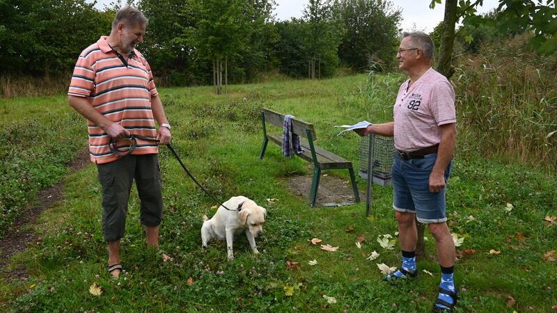 Klaus Schwarten und Peter Völckers wollen den kleinen Park am Regenrückhaltebecken in der Gartenstraße in Steinkirchen erhalten (von links).