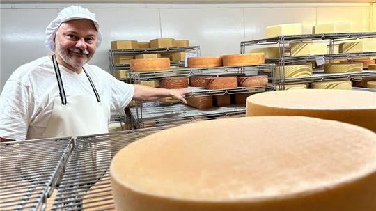Klaus Tipke ist Käsemeister und Gründer der Käserei. In seiner Schatzkammer lagern etwa 1000 verschiedene Käse.