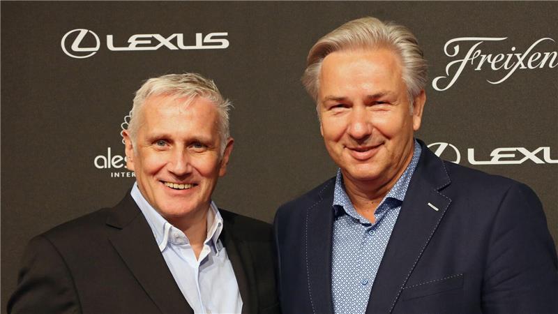 25 Jahre „Das ist auch gut so“: Wie Wowereits Satz nachwirkt Klaus Wowereit und sein langjähriger Partner Jörn Kubicki im Jahr 2015. Kubicki starb 2020. (Archivbild)