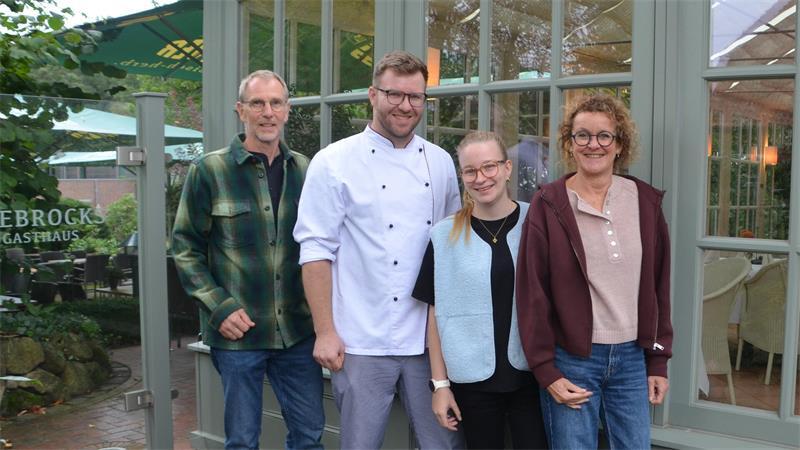 Klaus und Martina Cohrs (links und rechts) unterstützen Sohn Lukas Cohrs und Lena Rose weiter im Gasthaus.