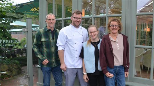 Klaus und Martina Cohrs (links und rechts) unterstützen Sohn Lukas Cohrs und Lena Rose weiter im Gasthaus.