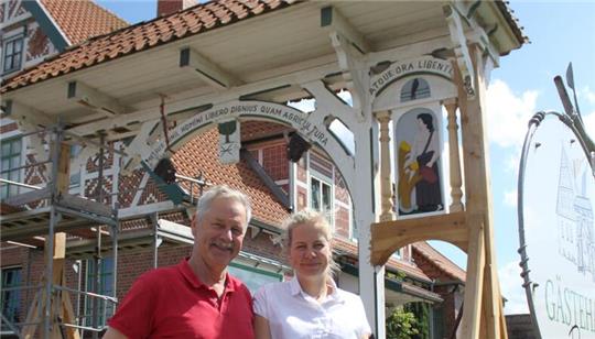 Klaus und Tochter Rebecca Rieper lassen die Prunkpforte zum Gästehaus in Jork aufwendig restaurieren. Der kleine Gustav findet das gut. Die Holzarbeiten sind mittlerweile abgeschlossen.