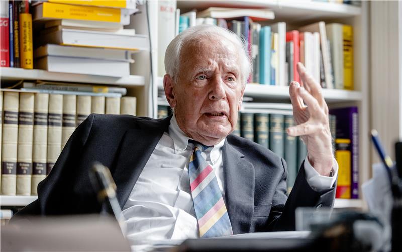 Klaus von Dohnanyi (SPD), ehemaliger Oberbürgermeister Hamburgs wird am 23. Juni 90 Jahre alt. Foto Markus Scholz/dpa