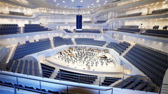 Klavierkonzerte von Brahms und Schostakowitsch stehen im Mittelpunkt des Eröffnungskonzertes der Jubiläumssaison der Elbphilharmonie. (Archivbild)
