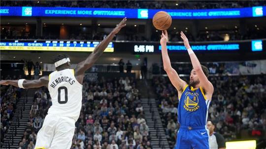 Klay Thompson (r) war mit einem persönlichen Saisonbestwert von 35 Punkten bester Werfer der Golden State Warriors.