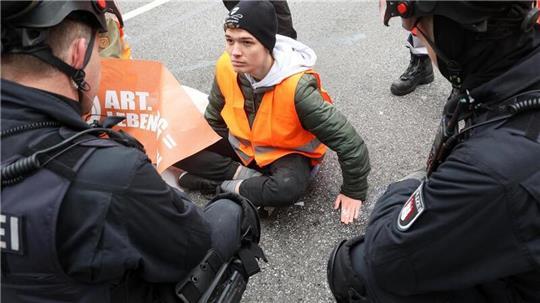 Klebe-Blockaden auf den Straßen - die gibt es seit Anfang dieses Jahres schon nicht mehr. (Archivbild)