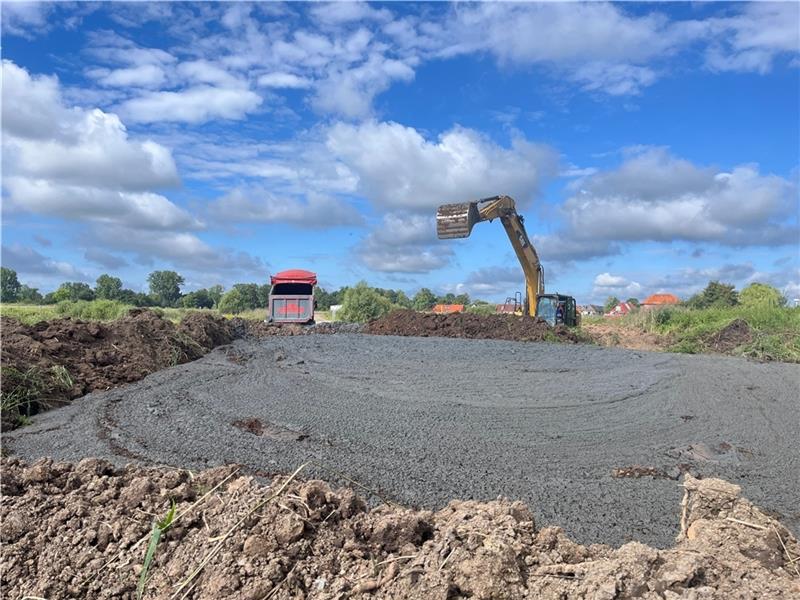 Hier wird der Kleiboden für Deichbau an der Lühe und im Bullenbruch gebunkert Kleiboden für den Deichbau in Neuenkirchen und im Bullenbruch: An der K36neu in Horneburg werden 3000 Kubikmeter zwischengelagert. Foto: Vasel