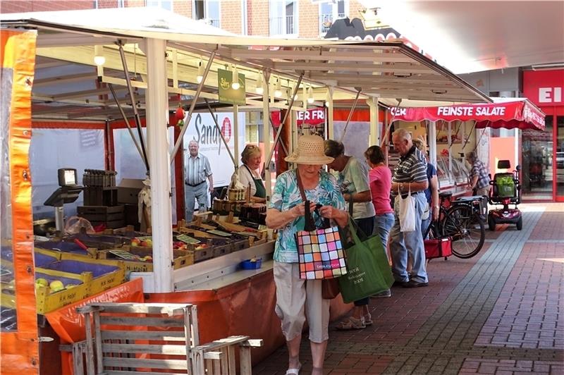 Klein, aber fein: Neu Wulmstorfs Wochenmarkt lockt mittwochs und freitags mit einem frischen Angebot an Lebensmitteln und Pflanzen. Fotos: Lepél