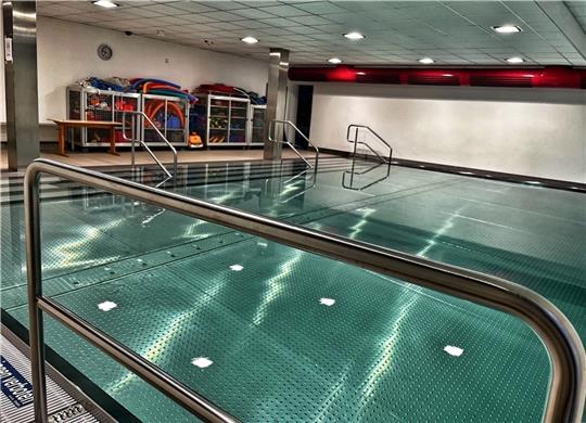 Klein, aber oho: Im Lehrschwimmbecken in Neukloster lernen viele Buxtehuder Kinder schwimmen. Foto: Richter