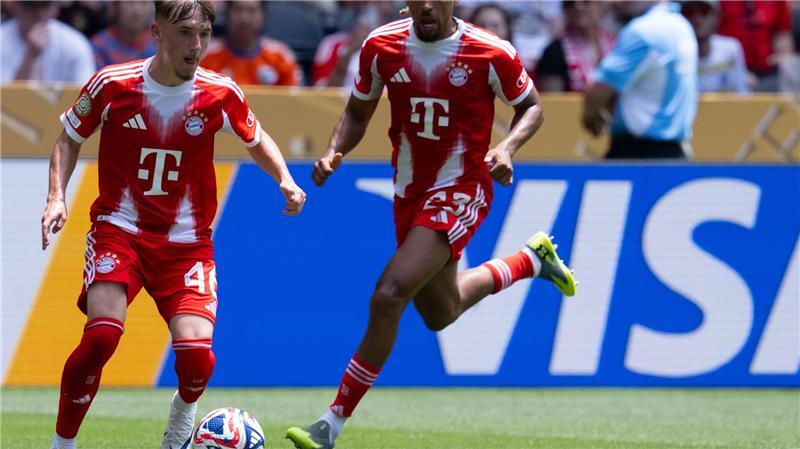 Ein neues Bayern-Sternchen funkelt: Wer ist Lennart Karl? Klein, aber oho: Lennart Karl setzt mit dem Ball am linken Fuß zum Dribbling an.