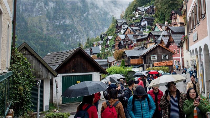 Klein, charmant und überfüllt: Hallstatt ist bei vielen Touristen sehr beliebt. (Archivbild)