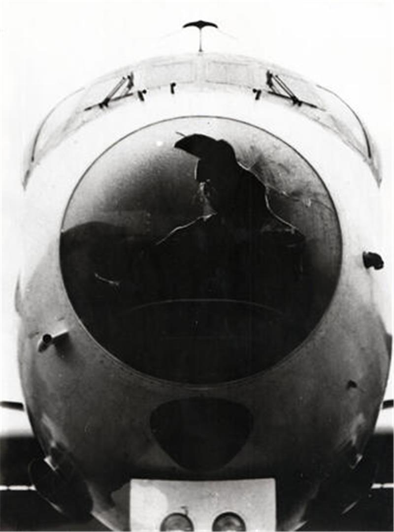 Klein gegen groß: Die durch einen Vogelschlag zerstörte Glaskanzel einer Breguet Atlantic.
