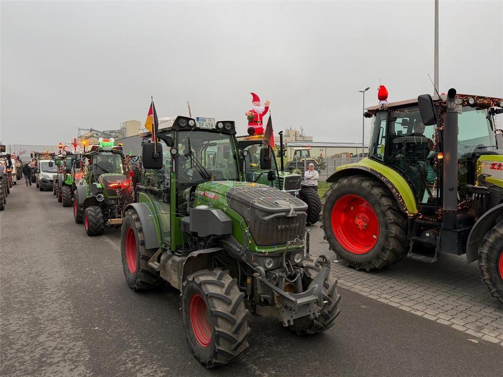 Klein neben groß. Trecker aller Größenordnungen machen mit