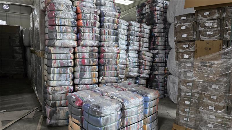 Textilverwerter aus der Region warnt vor Altkleider-Krise Kleinballen mit 45 Kilogramm sortierter Ware gehen nach Afrika. In dieser Größe können sie noch von Einzelpersonen transportiert werden.