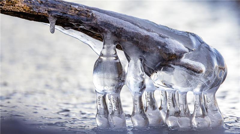 Kleine Eisstrukturen haben sich nach zwei sehr kalten Nächten am Ufer der Talsperre Spremberg gebildet.