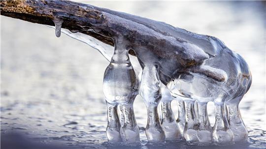 Kleine Eisstrukturen haben sich nach zwei sehr kalten Nächten am Ufer der Talsperre Spremberg gebildet.