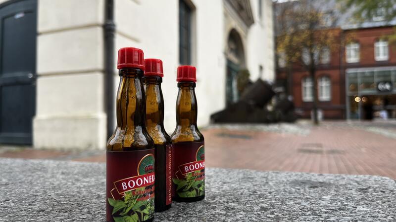 Kleine Flaschen mit 40-prozentigem Magenbitter stehen und liegen am Stammplatz der Trinker vor dem Zeughaus häufig herum.