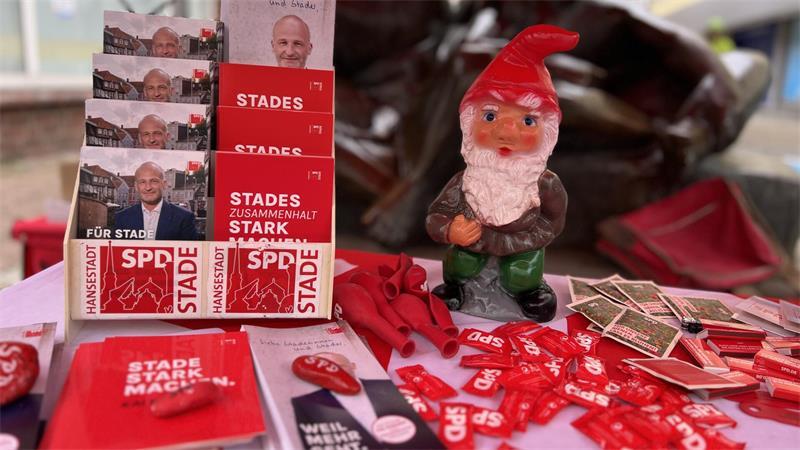 Zwischen Bratwurst und Gartenzwergen: So läuft der Wahlkampf-Endspurt in Stade Kleine Geschenke, Infos und ein SPD-Gartenzwerg.