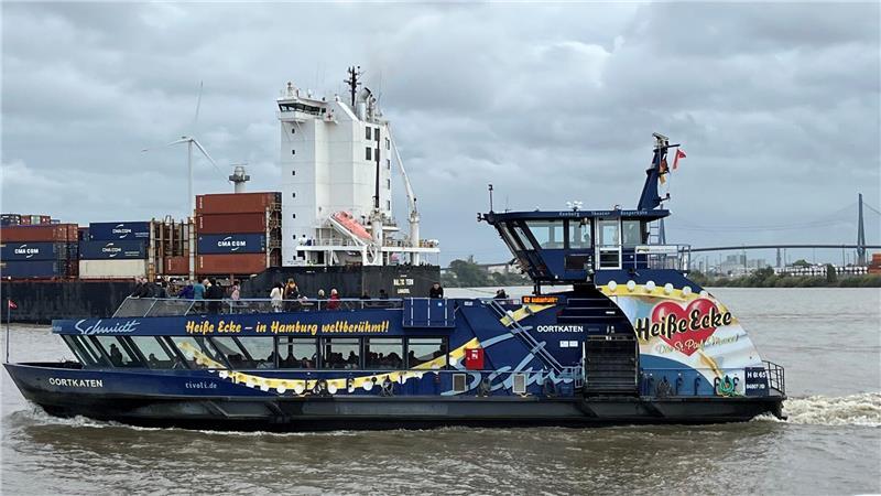 Kleine Hafenrundfahrt mit der HADAG-Linie 62 zwischen Finkenwerder und Hamburg-Landungsbrücken.