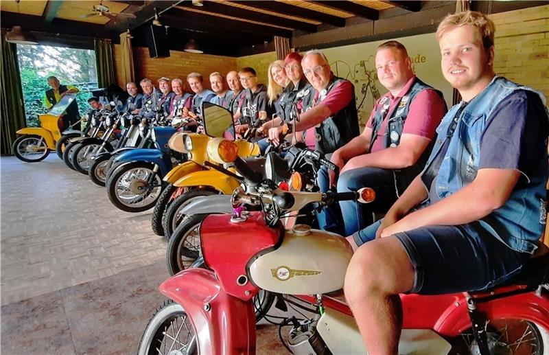 MC Reith-Bredenbeck: Wo der DDR-Kult Simson seit 1992 knattert Kleine Jubiläumsfeier auf dem Saal: rund 20 Mitglieder und 30 Simsons hat der MC Reith-Bredenbeck – eine ganze Menge bei nur 180 Einwohnern in dem Brester Ortsteil. Fotos: Fehlbus