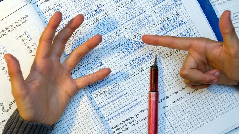 Kleine Kinder sollten nach Forscherangaben das Zählen mit den Fingern lernen. Bei über Achtjährigen deute es eher auf Matheschwierigkeiten hin. (Archivbild)