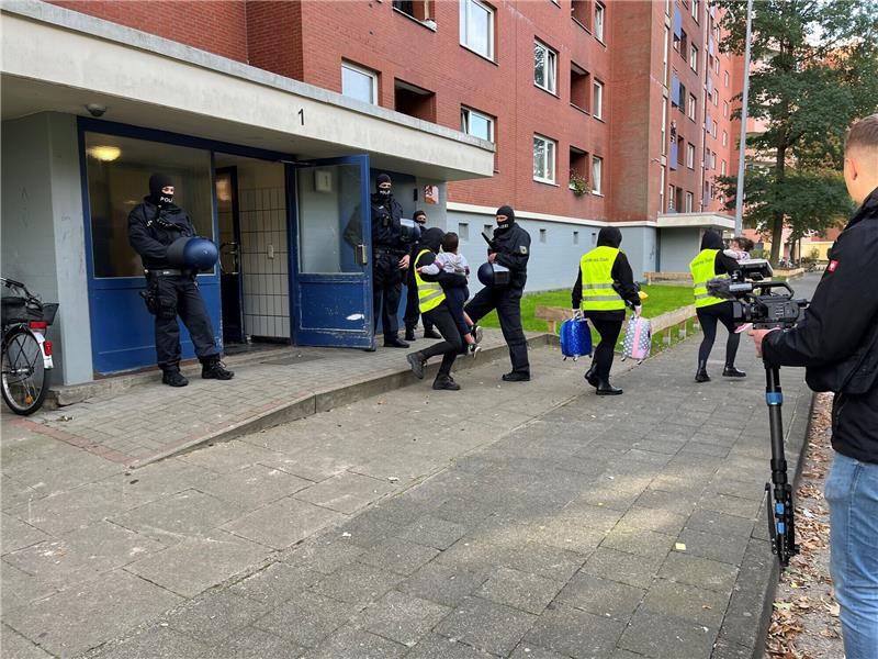 Schleuser-Festnahmen in Stade: Das ist über die syrische Familie bekannt Kleine Kinder wurden aus dem Mehrfamilienhaus gebracht. Foto: Vasel