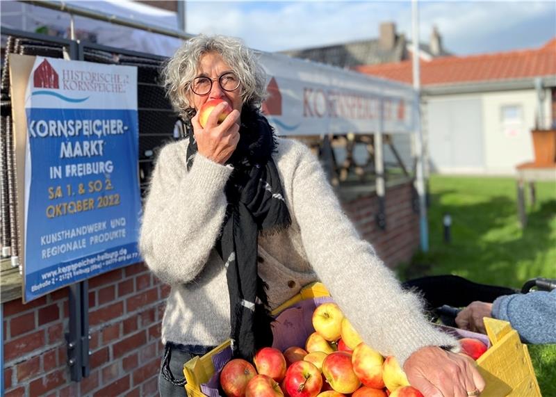 Kleine Pause mit Apfel: Susann Becker, Geschäftsführerin des historischen Kornspeichers in Freiburg.