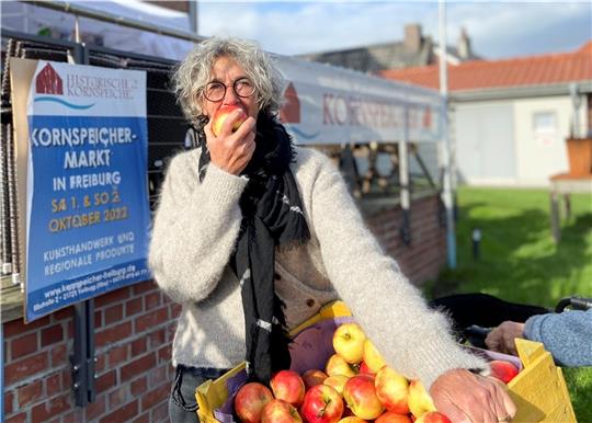 Kleine Pause mit Apfel: Susann Becker, Geschäftsführerin des historischen Kornspeichers in Freiburg.