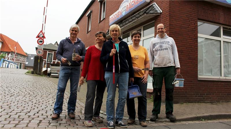 Kleine Pause vom Putzen und Verputzen : Arno Hagenah, Heidi Hoppe, Beke Sieg, Heike Röver und Jan Sulzer vom Team der ehrenamtlichen Brückenbäckerei-Initiative. Foto Richter