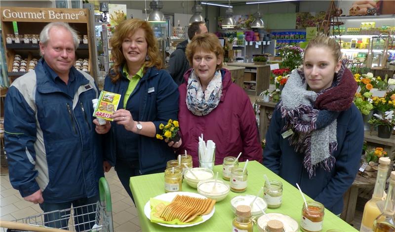 Kleine Präsente und Probierstände versüßen den Einkauf: Elke Hinck (zweite von links), Leiterin des Raiffeisen-Marktes, und Azubi Michelle Bruns (rechts) mit den Kunden Brigitte und Hermann Spreckels aus Hammah. Fotos Eidtmann