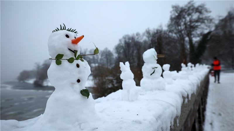 Kleine Schneefiguren verzaubern die Passanten.