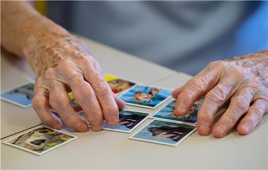 Kleine Spiele wie hier mit Memory-Karten eignen sich gut zur Aktivierung bei Alzheimer-Kranken. Foto: Sven Hoppe/dpa