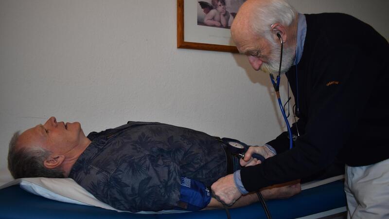 Wo ein 76-jähriger Landarzt gerade die Ärzteversorgung rettet Kleine Untersuchungen wie Blutdruck-Kontrolle, Blutabnahme oder Wundversorgung kann Dr. Reinhard Kliem in der provisorischen Praxis im Evangelischen Gemeindehaus in Stotel erledigen. Und natürlich das Wichtigste: das Gespräch mit dem Patienten.