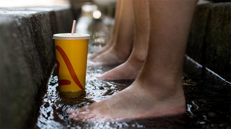 Bäume statt Beton - wie Spielplätze hitzefest werden Kleine Wasserläufe - Bächle genannt - sorgen in der Freiburger Altstadt für Abkühlung - und laden zum Spielen ein.