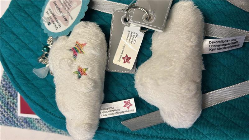 Kleine Wolken als Erinnerungsstücke - eine behalten die Eltern, eine wird mit ihrem Kind begraben.