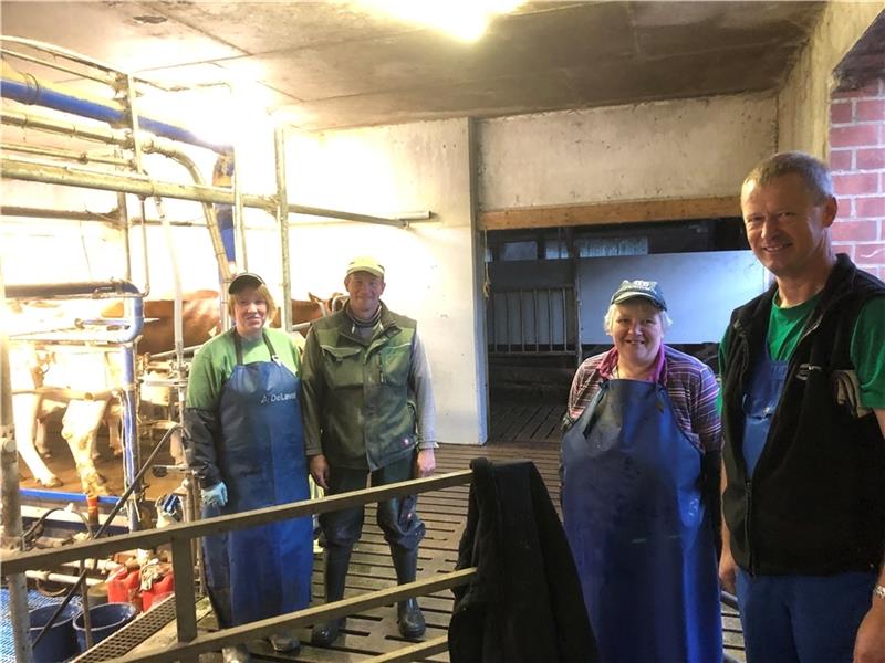 Kleiner Klönschnack mit guter Laune morgens um 5.30 Uhr: Familie Wienbarg ist gerade beim Melken, als Jens Horeis eintrifft.