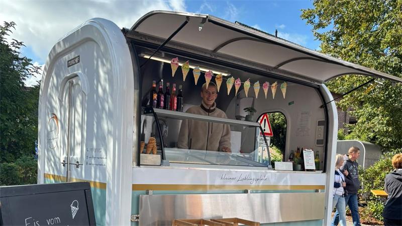 „Kleiner Lieblingsplatz“ heißt der Eiswagen, der mittwochs in Ruschwedel sowie auch auf Märkten und Stadtfesten steht.