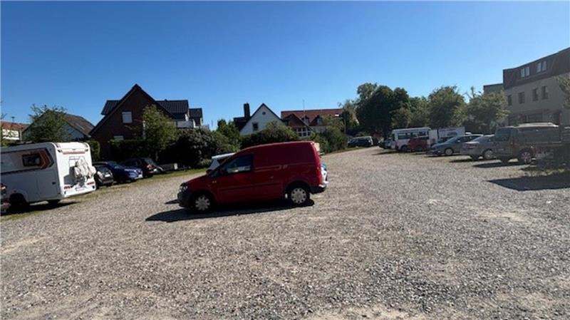 Teure Mieten, wenig Schatten: Experten wollen Altkloster attraktiver machen Kleiner Schafmarkt nennen die Menschen in Altkloster diese überwiegend als Parkplatz genutzte Fläche. Eine Idee ist eine Teilnutzung für bezahlbare Wohnungen.